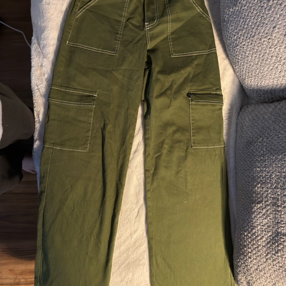 Green Wide Cargo Leg Pants with Relaxed Fit